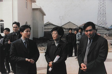 2001年2月20日，時(shí)任國家環(huán)保局副局長汪紀(jì)戎一行視察公司