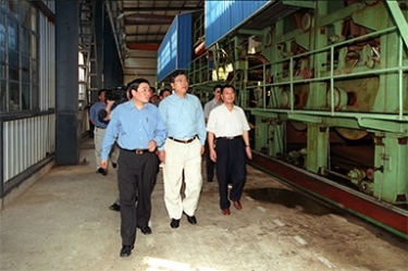 2000年9月19日，時任浙江省委書記張德江一行視察公司
