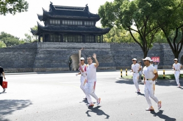 笑臉與熱情刷屏！這名火炬手是景興人！